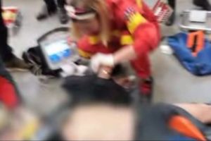 FOTO Tragedie într-un hypermaket. Bărbat strivit de un container plin cu televizoare