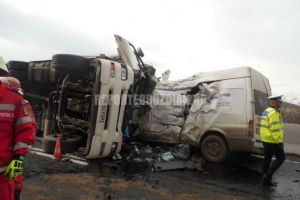 Drum naţional blocat timp de două ore din cauza unui TIR