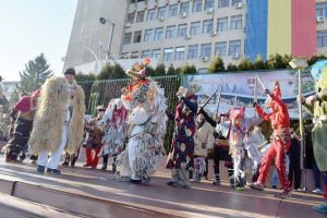 Nu au uitat de tradiţii: PSD a primit urători în centrul Vasluiului