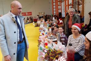 Târg de Crăciun cu produse şi elemente de identitate ale ţărilor UE la Liceul „George Moroianu” din Săcele