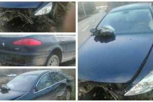 FOTO. Accident la Vinţu de Jos, după explozia unui pneu: Maşina nu era înmatriculată, iar şoferul nu avea permis