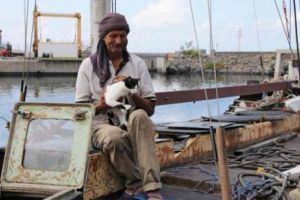 Incredibil! Un polonez  fost salvat după şapte luni pe mare. Doar o pisică i-a ţinut companie în tot acest timp