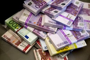 Un pensionar italian i-a făcut cadou 127.000 de euro româncei de care s-a îndrăgostit nebuneşte. Ce a urmat