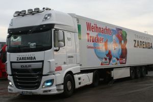 Camionul de Crăciun a pornit la drum. Darurile ajung la peste 21.000 de copii din cinci judeţe (FOTO)