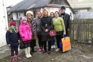 Cadouri pentru familiile nevoiaşe din cartierul Iţcani din partea femeilor social-democrate ...