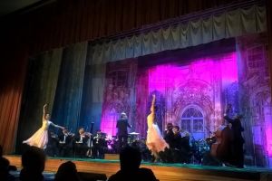 Muzicieni şi balerini din Ucraina, aplaudaţi îndelung la Suceava