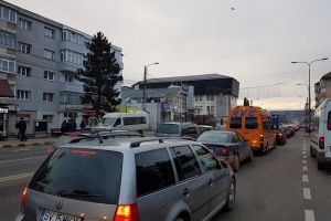 Traficul rutier în cel mai mare cartier al Sucevei, paralizat în a treia zi de Crăciun