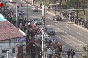 Câteva mii de spectatori au urmărit cea mai mare paradă a obiceiurilor de iarnă organizată ...