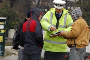 Aproape 300 de pietoni şi bicilişti amendaţi pentru nerespectarea legii