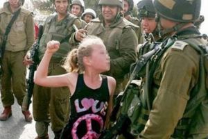 Curaj nebun! Minora Ahed Tamini a fost arestată fiindcă a LOVIT cu PUMNII şi PICIOARELE un soldat israelian