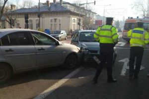 Accident rutier produs de o şoferiţă care a ignorat culoarea roşie a semaforului