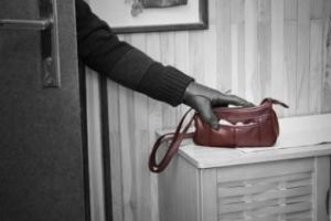 Furtul anului la Gherla! Un clujean a rămas fără 1,6 miliarde de lei vechi, în plină zi 