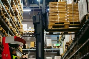 Un bărbat a murit după ce un container cu electrocasnice i-a căzut în cap într-un magazin Selgros