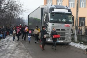 Multă bucurie într-o cutie. Cum a fost primit Camionul de Crăciun la Josenii Bârgăului (FOTO)