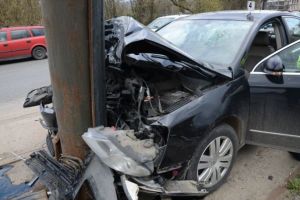 Accident grav. ,,Șofer”, fără permis, a intrat cu maşina în stâlp!