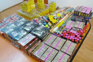 Jandarmii au confiscat peste 23.000 de petarde de la un bărbat care voia să le vândă într-o piaţă din Oradea