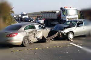 Accident din cauza distanţei prea mici dintre maşini