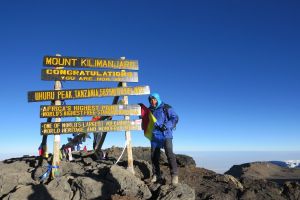 OFIŢER ROMÂN ÎN ASCENSIUNE PE KILIMANJARO