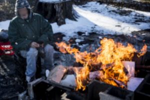 N-a fost omor: Bărbatul care a murit carbonizat lângă podul Densuşianu băuse şi îşi făcuse foc să se încălzească