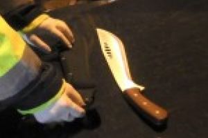 GALERIE FOTO: Un politist se zbate intre viata si moarte dupa ce a fost atacat de doi interlopi cu o maceta