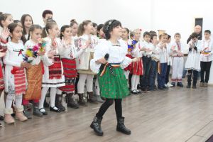 Copiii din Gruiu au întâmpinat Crăciunul cu cântec, dans şi voie bună