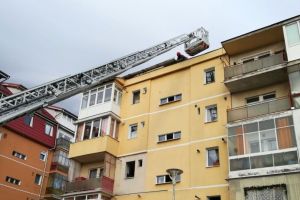 FOTO – Acoperiş desprins de vânt de pe un bloc în Vasile Aaron