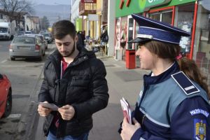 FOTO. Poliţiştii din Alba, activităţi de informare cu privire la riscul folosirii articolelor pirotehnice, în prag de Revelion