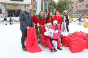 La Buftea, Moş Crăciun a împărţit sute de daruri copiilor cuminţi şi a inaugurat tradiţionalul patinoar de poveste