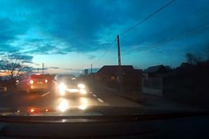 Nesăbuinţa unui şofer putea să-i coste viaţa. Imagini cu puternic impact emoţional (VIDEO)