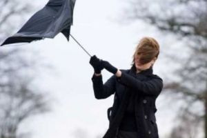 METEO ALERT: Vântul LOVEȘTE ROMÂNIA în următoarele ORE