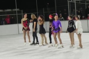 FOTO: Spectacol pe gheaţă unic, la Patinoarul din Cugir, susţinut de sportive de la Miercurea Ciuc