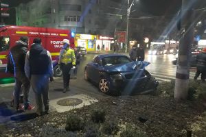 O şoferiţă s-a înfipt cu maşina într-un stâlp