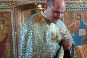 „Să nu uităm că atunci când suntem în necaz, când avem probleme, când avem momente de restrişte, singurul prieten care ne poate scoate din orice durere este Dumnezeu!”     Interviu cu părintele Mihai Șraer, preot paroh la Ozun