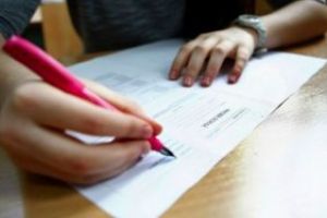 Elevii care frecventează învăţământul profesional, inclusiv dual, vor beneficia în continuare de burse profesionale