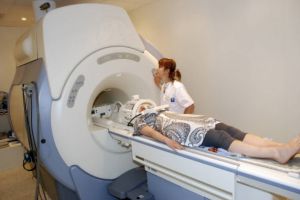 Pacienţii plătesc degeaba asigurările de sănătate. Nu sunt fonduri pentru RMN-uri decontate