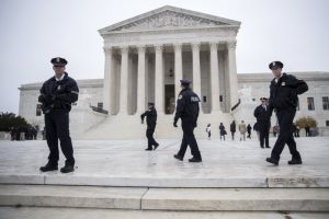 Doi români, arestaţi după ce au virusat serverele poliţiei din Washington