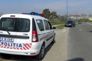 Șofer fără permis, cu maşină neînmatriculată şi cu numere false
