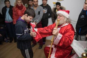Acţiunea umanitară „Daruri pentru toţi copiii”, în trei unităţi de asistenţă ...