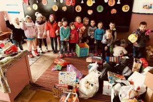 Campania „Cu daruri din dar să facem bucurii”, la Şcoala Primară „Sfântul Ioan cel ...
