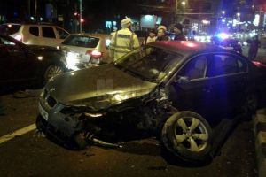 Şase maşini au fost implicate joi seara într-un carambol, în intersecţia de la stadionul Areni