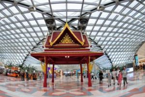 O familie din ZIMBABWE trăieşte de 3 luni pe un AEROPORT thailandez. Ce spun AUTORITĂȚILE