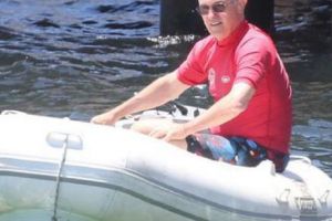 Premierul care a fost AMENDAT pentru că îşi conducea barca cu motor FĂRĂ să poarte VESTĂ DE SALVARE