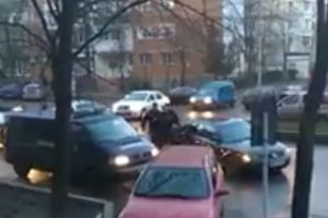 Mai mulţi jandarmi care veneau de la o intervenţie au ajutat o şoferiţă care rămăsese cu maşina în pană