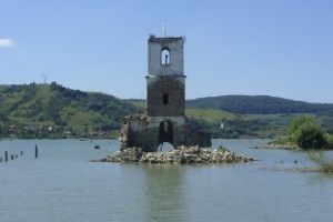 Donaţii pentru reconstruirea unei biserici care a fost înghiţită de lacul de acumulare Bezid