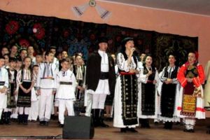 VIDEO, FOTO: Lumina Naşterii Domnului pe acorduri de colinde la Chiheru de Jos