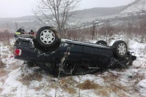 O maşină s-a răsturnat între Lăzarea şi Joseni. O pasageră a fost grav rănită
