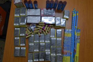 Dosare penale pentru şase tineri din Alba care comercializau fără drept articole pirotehnice. Peste 2.000 de produse confiscate de poliţişti