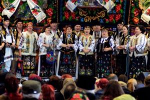 VIDEO, FOTO: Tradiţiile de iarnă, respectate cu sfinţenie de Ansamblul „Coroniţa”