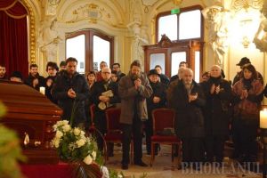 În ropote de aplauze: Actorul Ion Abrudan, omagiat de orădeni în Teatrul Regina Maria (FOTO/VIDEO)