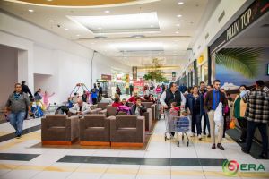 Ninge cu cadouri de sărbători la ERA Park: Atenţie la lista magazinelor în care POŢI folosi voucherul cadou!